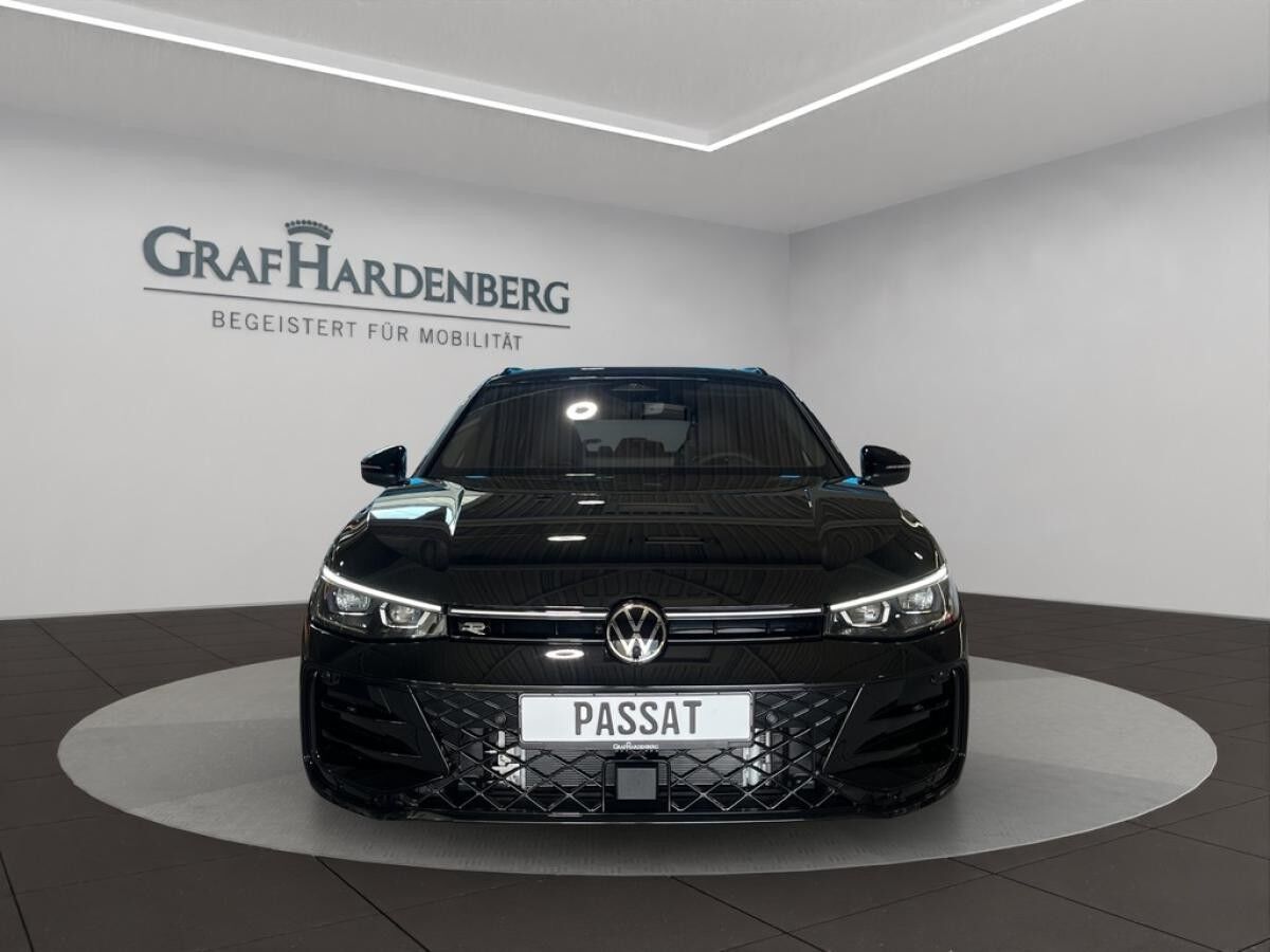 Volkswagen Passat 2,0 l TDI 4M *R-LINE* AHK*IQ*HuD*Pano*Black* Sofort verfügbar*