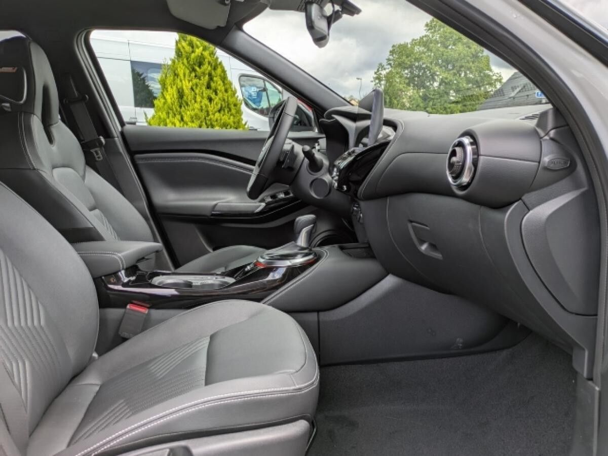 Nissan Juke TEKNA 1.0 DIG-T 114PS 7DCT Bose BFS 2-Farben Navi Leder digitales Cockpit Soundsystem