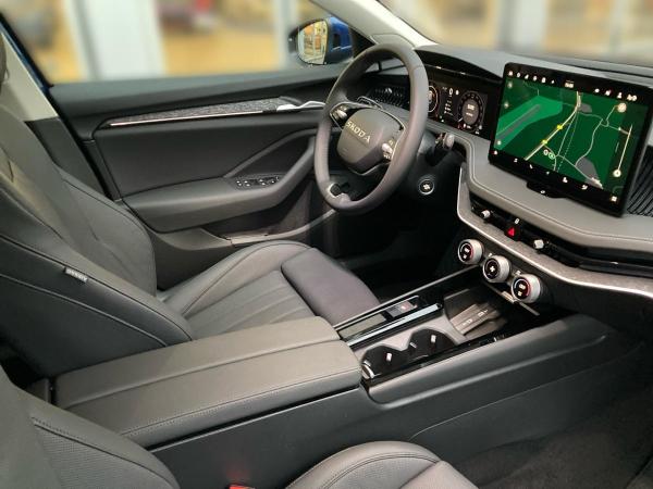 Skoda Superb Combi SELECTION 2.0TDI PANO.AHK.LICHT+SICHT.WINTER.FAMILIE