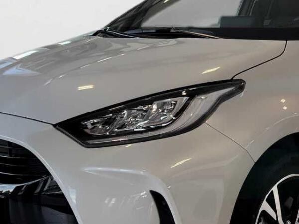 Toyota Yaris 1.5 Hybrid Black & White ADAP. TEMPOMAT SHZ KLIMA KAMERA
