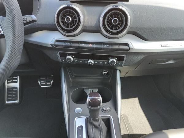 Audi Q2 35 TDI S-LINE+MATRIX+KAMERA+AHK+GRA+KEYLESS