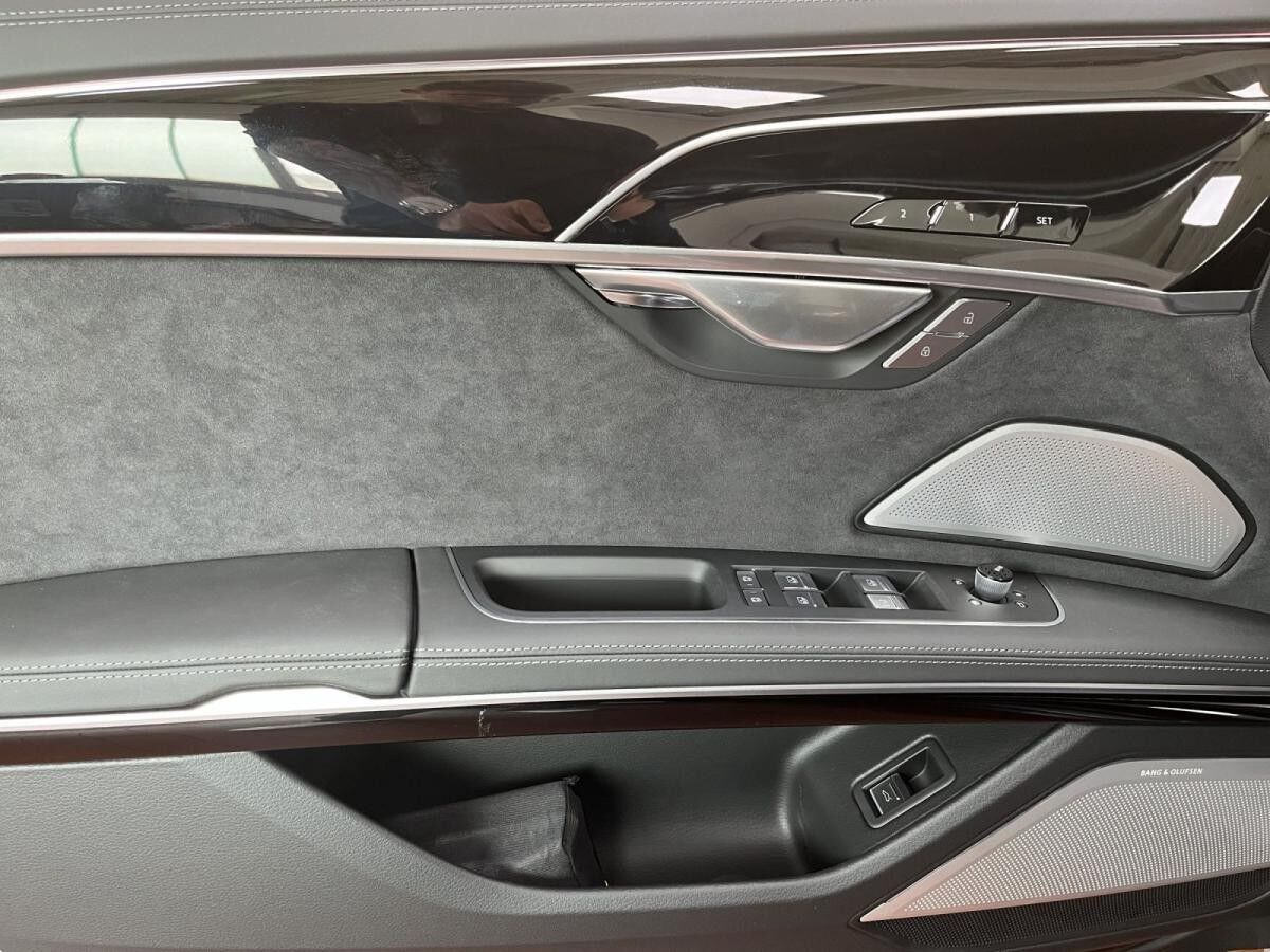 Audi S8 AHK, Pano-Glasdach, B&O Sound, Standhzg., Nachtsicht, Digitales Matrix Licht