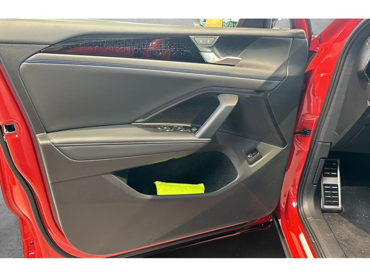 Volkswagen Tiguan R-Line 1.5 l eHybrid *AHK*NAVI*BLACK*IQ.DRIVE*WKR*