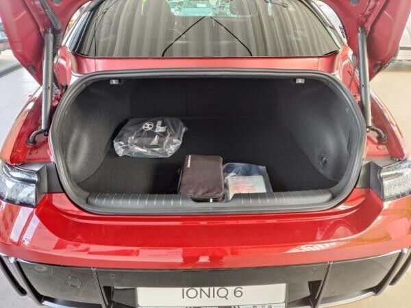 Hyundai IONIQ 6 77,4 kWh 4WD UNIQ + Panoramadach + 20 Zoll-Leichtmetallfelgen SOFORT VERFÜGBAR