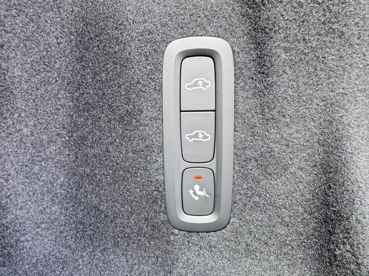 Volvo XC60 B5 B AWD ULTRA DARK - FACELIFT - Mj26 - Inkl. Anhängekupplung! Sofort lieferbar