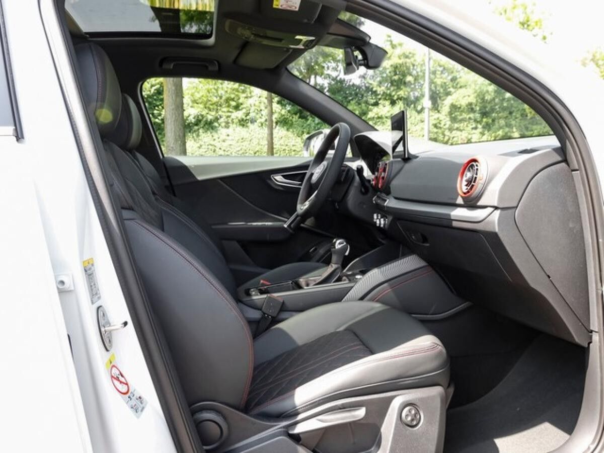 Audi Q2 35 TFSI 	 2 x S line ACC Matrix Pano AHK virtual LM19
