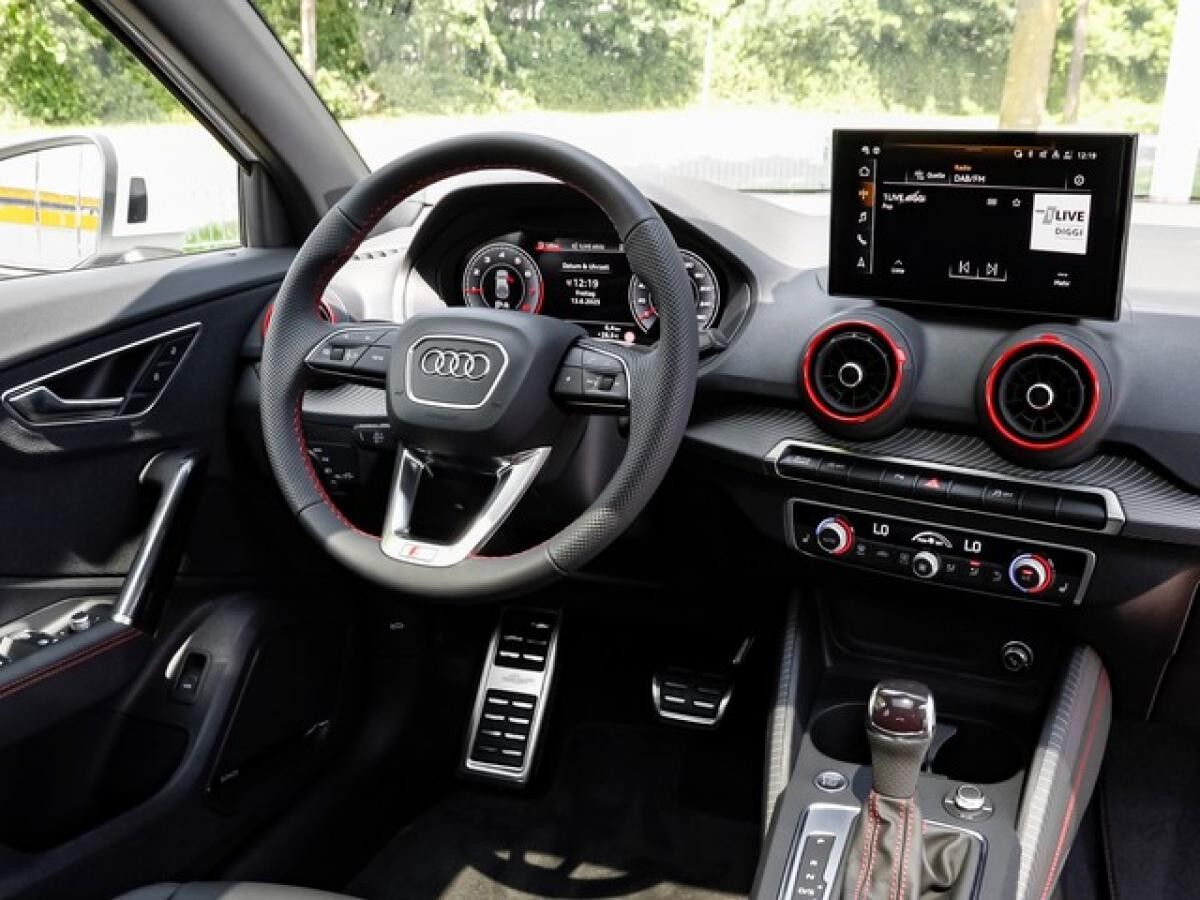 Audi Q2 35 TFSI 	 2 x S line ACC Matrix Pano AHK virtual LM19