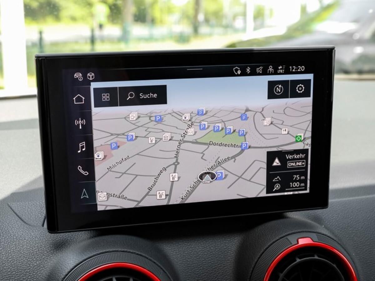 Audi Q2 35 TFSI 	 2 x S line ACC Matrix Pano AHK virtual LM19