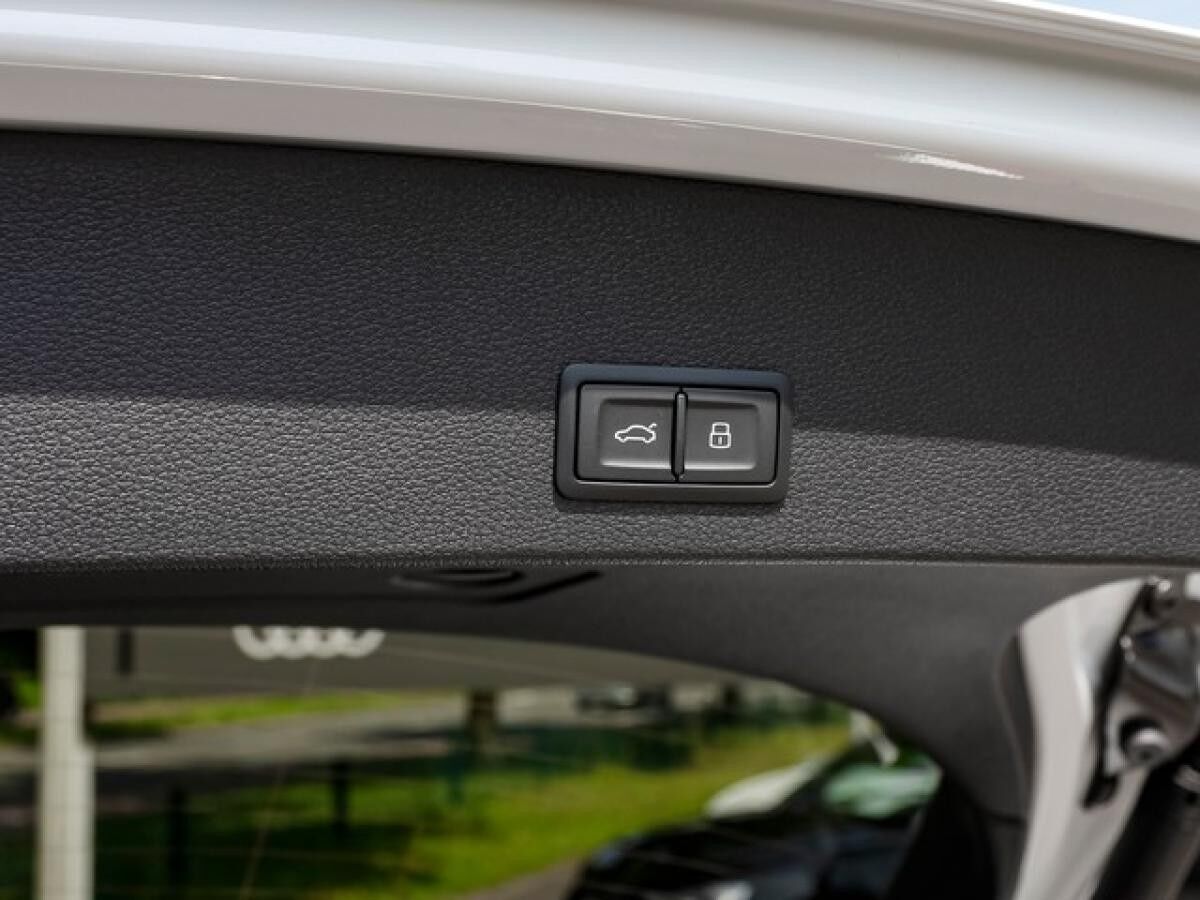 Audi Q2 35 TFSI 	 2 x S line ACC Matrix Pano AHK virtual LM19