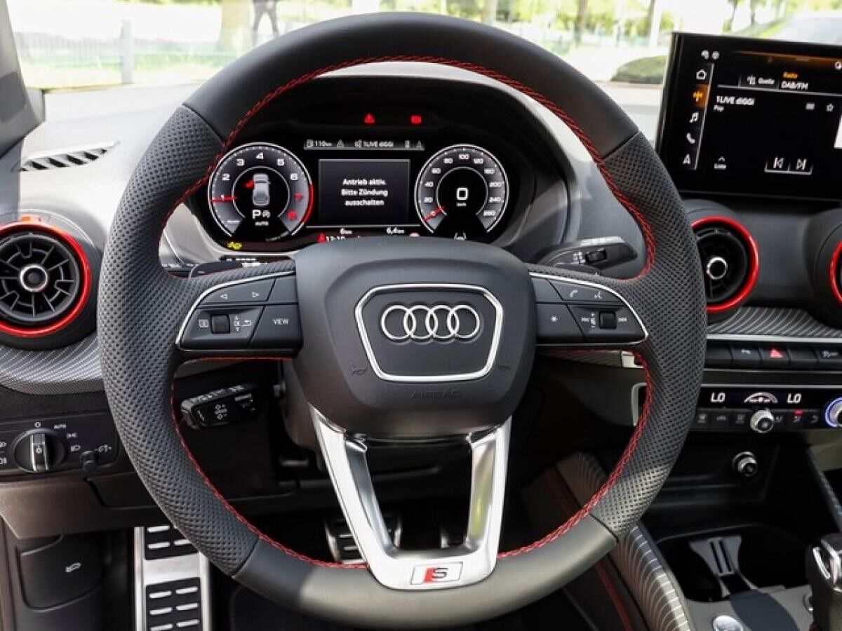 Audi Q2 35 TFSI 	 2 x S line ACC Matrix Pano AHK virtual LM19