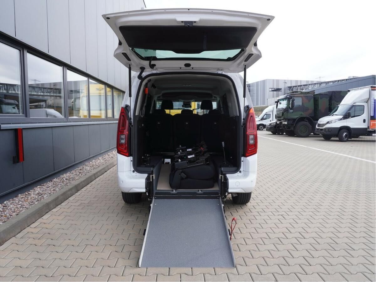 Fiat Doblo Maxi Kombi 130 Automatik / Rollstuhlumbau
