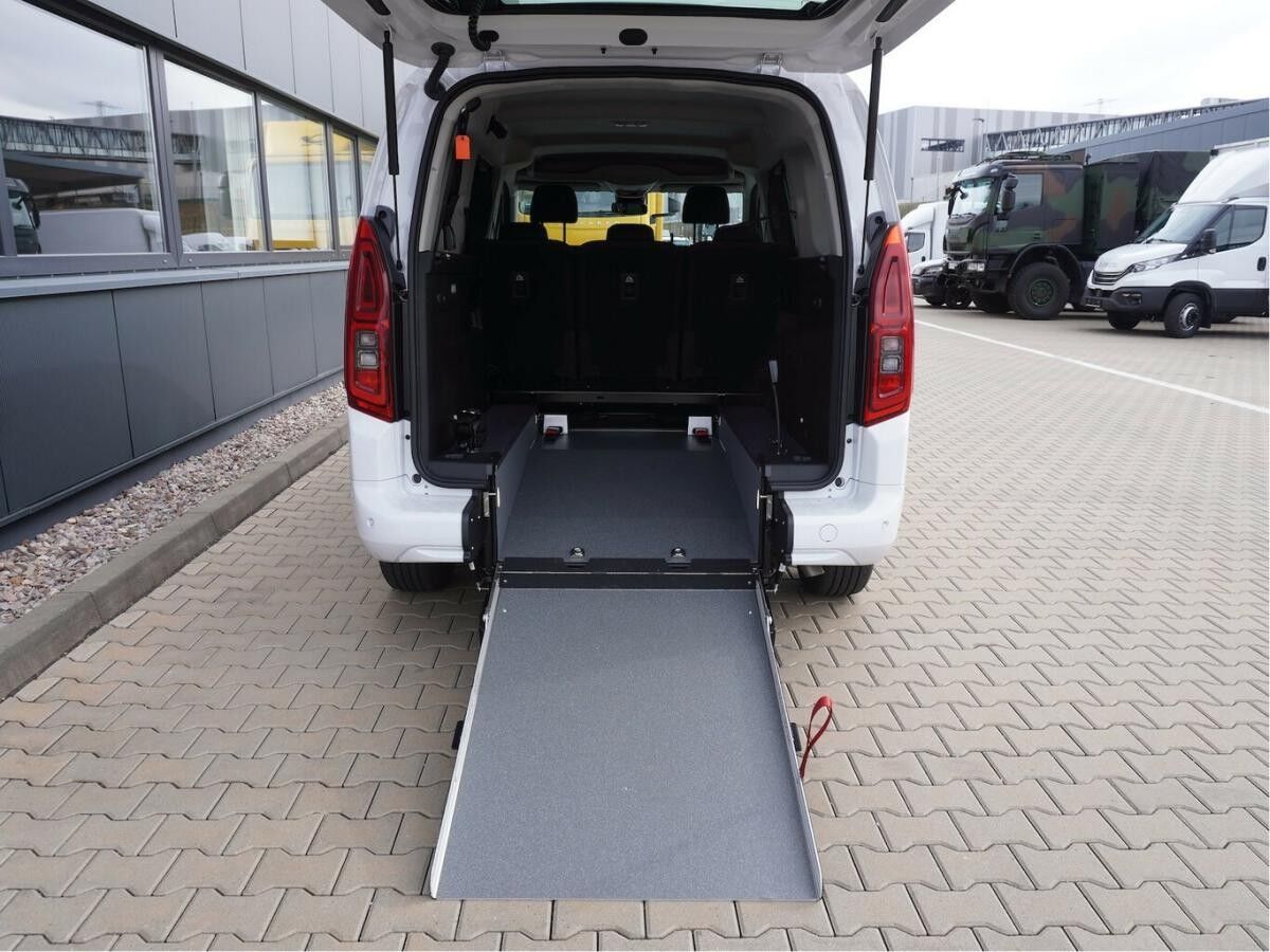 Fiat Doblo Maxi Kombi 130 Automatik / Rollstuhlumbau