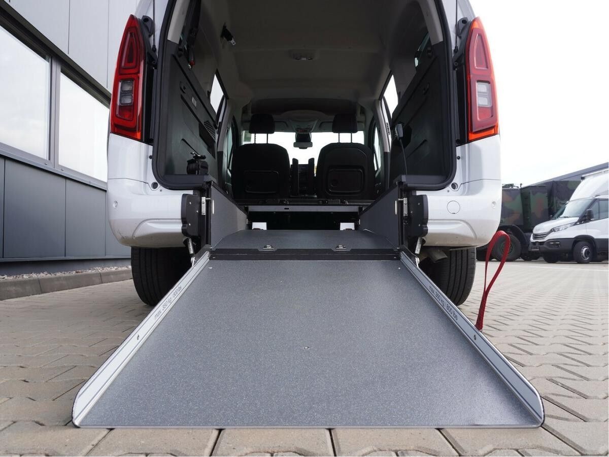 Fiat Doblo Maxi Kombi 130 Automatik / Rollstuhlumbau