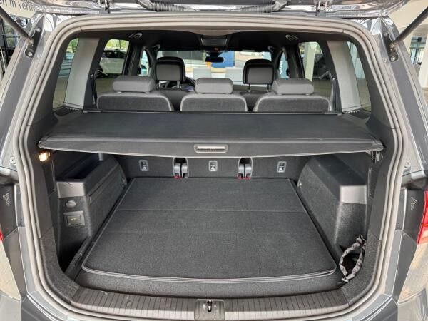 Volkswagen Touran R-Line 2,0 TDI DSG*NAV*STZHZG*AHK*ACC*KEYLESS*