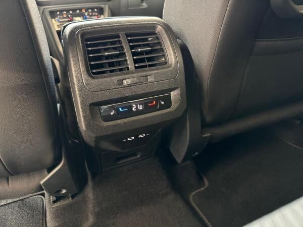 Volkswagen Touran R-Line 2,0 TDI DSG*NAV*STZHZG*AHK*ACC*KEYLESS*
