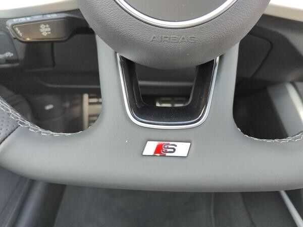 Audi Q2 35 TDI S-LINE+MATRIX+KAMERA+AHK+GRA+KEYLESS