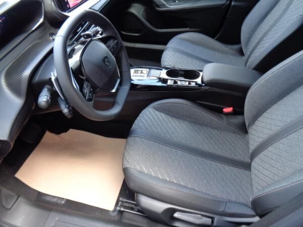 Peugeot 2008 PureTech 130 EAT8 Allure (U)