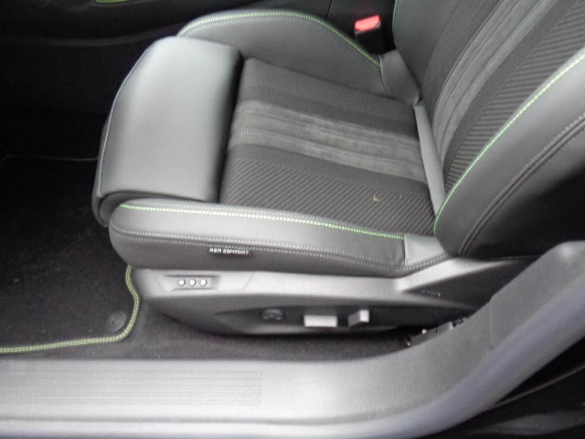 Peugeot 408 HYBRID 145 e-DSC6 GT E- Sitze Alcantara
