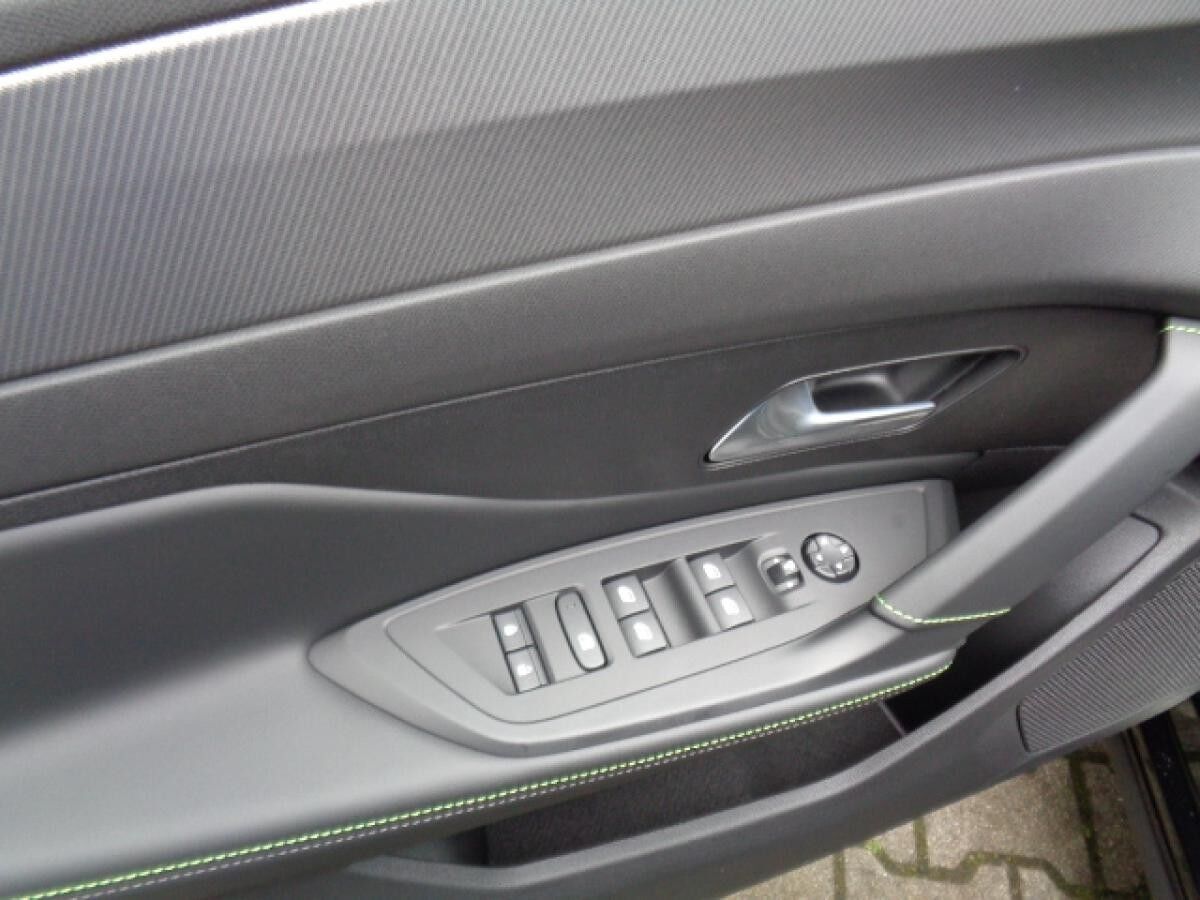 Peugeot 408 HYBRID 145 e-DSC6 GT E- Sitze Alcantara