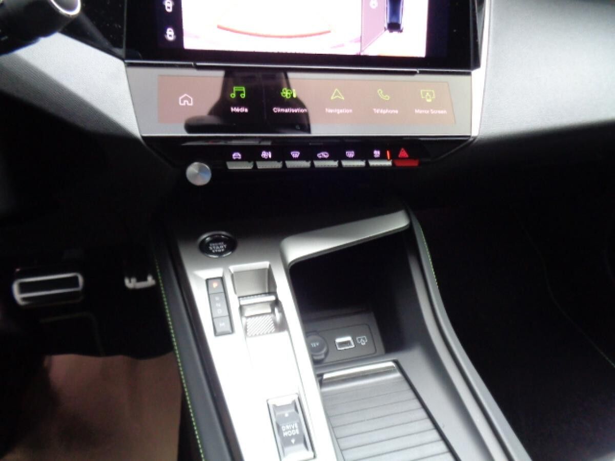 Peugeot 408 HYBRID 145 e-DSC6 GT E- Sitze Alcantara