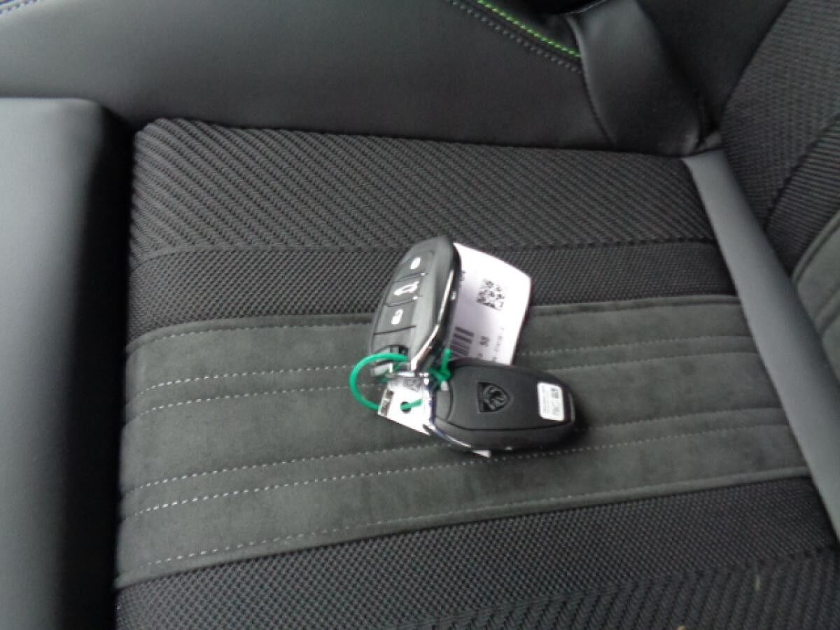 Peugeot 408 HYBRID 145 e-DSC6 GT E- Sitze Alcantara