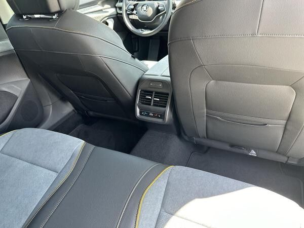 Skoda Superb Combi 2.0 TDI 142 kW 4x4 DSG Selection Allrad HUD AHK Navi digitales Cockpit