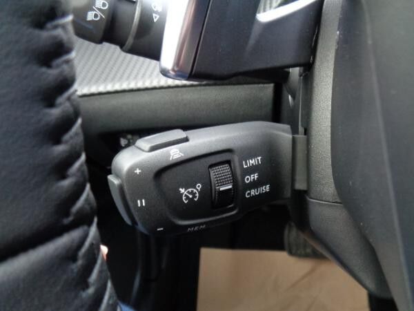 Peugeot 2008 Hybrid 136 e-DSC Allure Navi, LM, Sitzhzg.