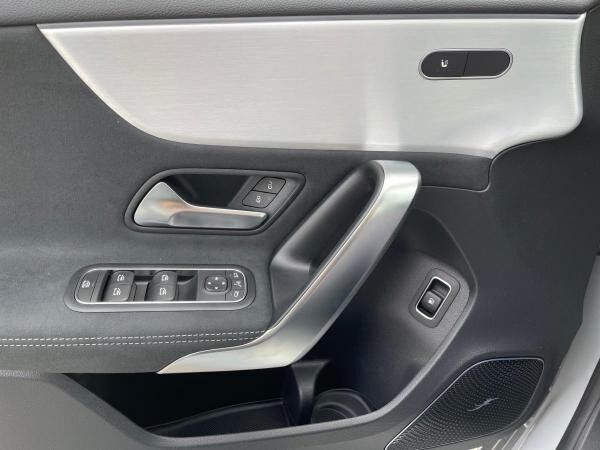 Mercedes-Benz A250e SpecialEdition Premium Fahrassistent Pano Headup AHK