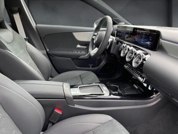 Mercedes-Benz A250e SpecialEdition Premium Fahrassistent Pano Headup AHK