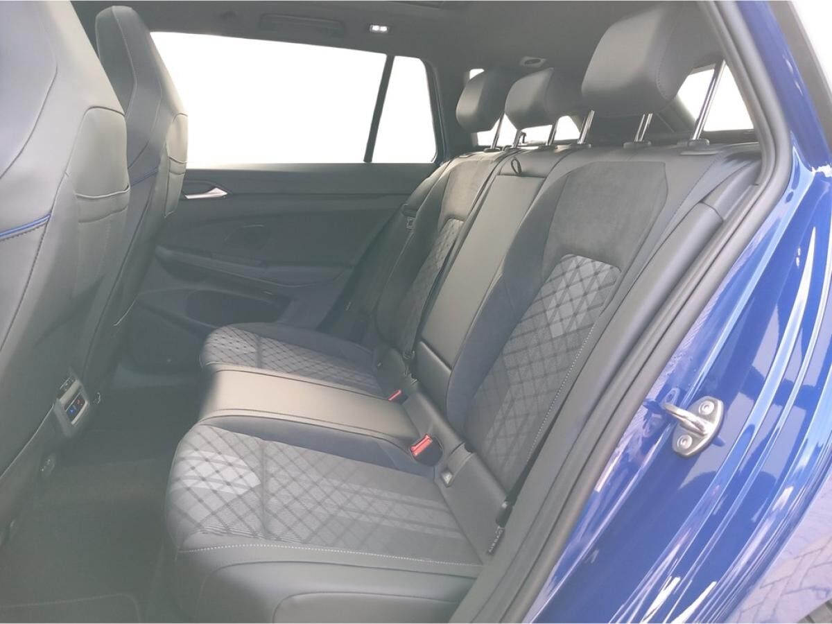 Volkswagen Golf VIII Variant 1.5 eTSI DSG - R-Line