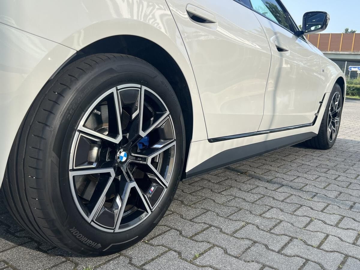 BMW i4 xDrive40 M Sport //Stop&Go HeadUp FACELIFT!!!