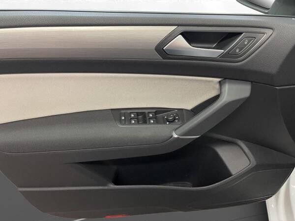 Volkswagen Touran 1.5 TSI Comfortline 7-Sitzer Navi PDC+RFK ACC