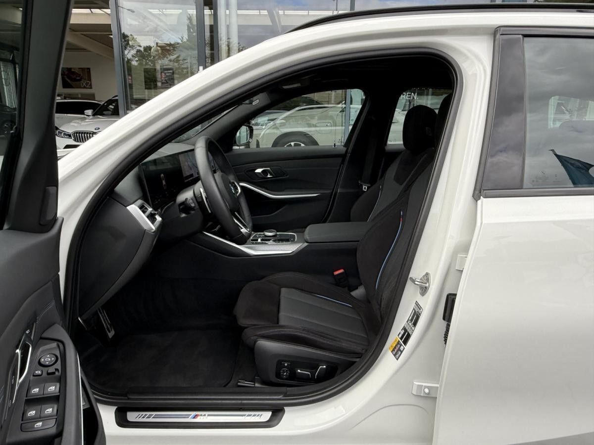 BMW 330 e xDrive Touring M Sport //AHK Pano FACELIFT BMW 330 e xDrive Touring M Sport //AHK Pano FACELIFT