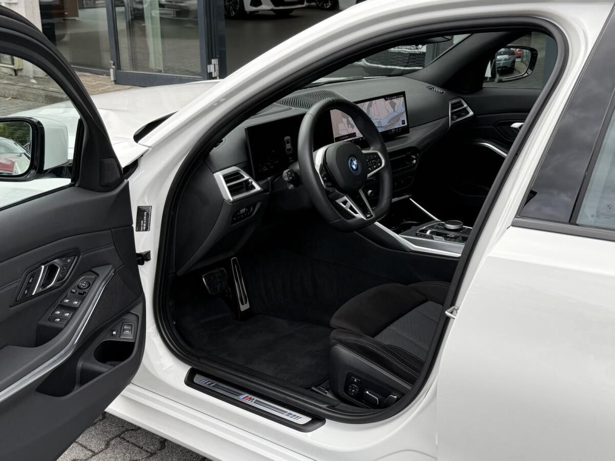 BMW 330 e xDrive Touring M Sport //AHK Pano FACELIFT BMW 330 e xDrive Touring M Sport //AHK Pano FACELIFT