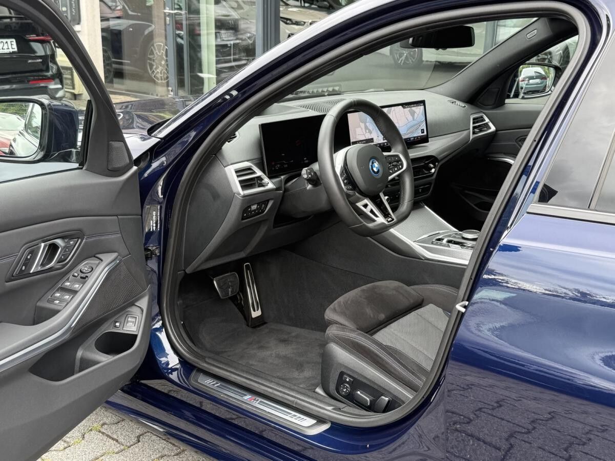 BMW 330 e xDrive Touring M Sport PRO //AHK FACELIFT BMW 330 e xDrive Touring M Sport PRO //AHK FACELIFT