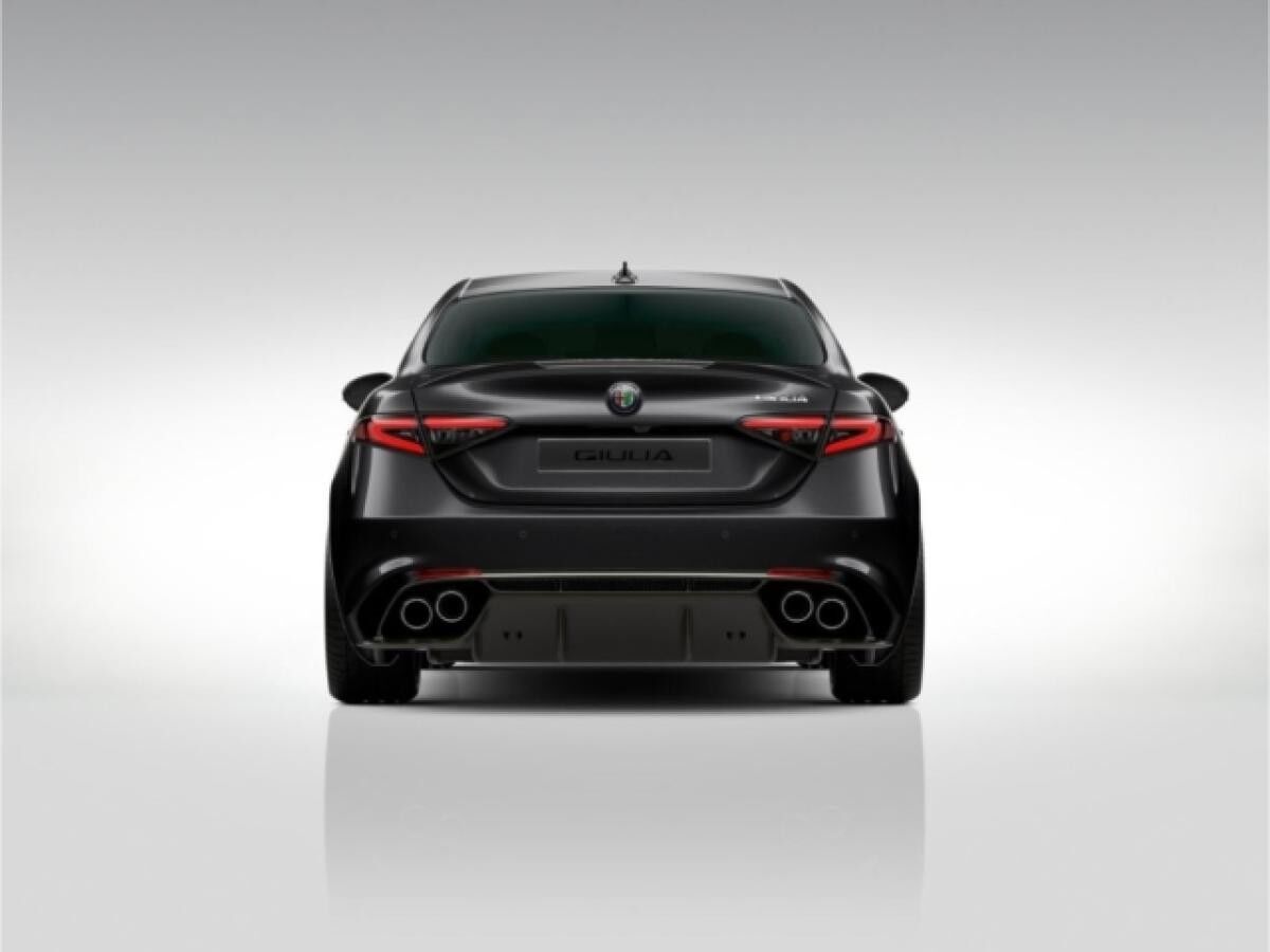 Alfa Romeo Giulia Quadrifoglio 2.9 V6 Bi-Turbo AT8 Keyless Navi Alfa Romeo Giulia Quadrifoglio 2.9 V6 Bi-Turbo AT8 Keyless Navi