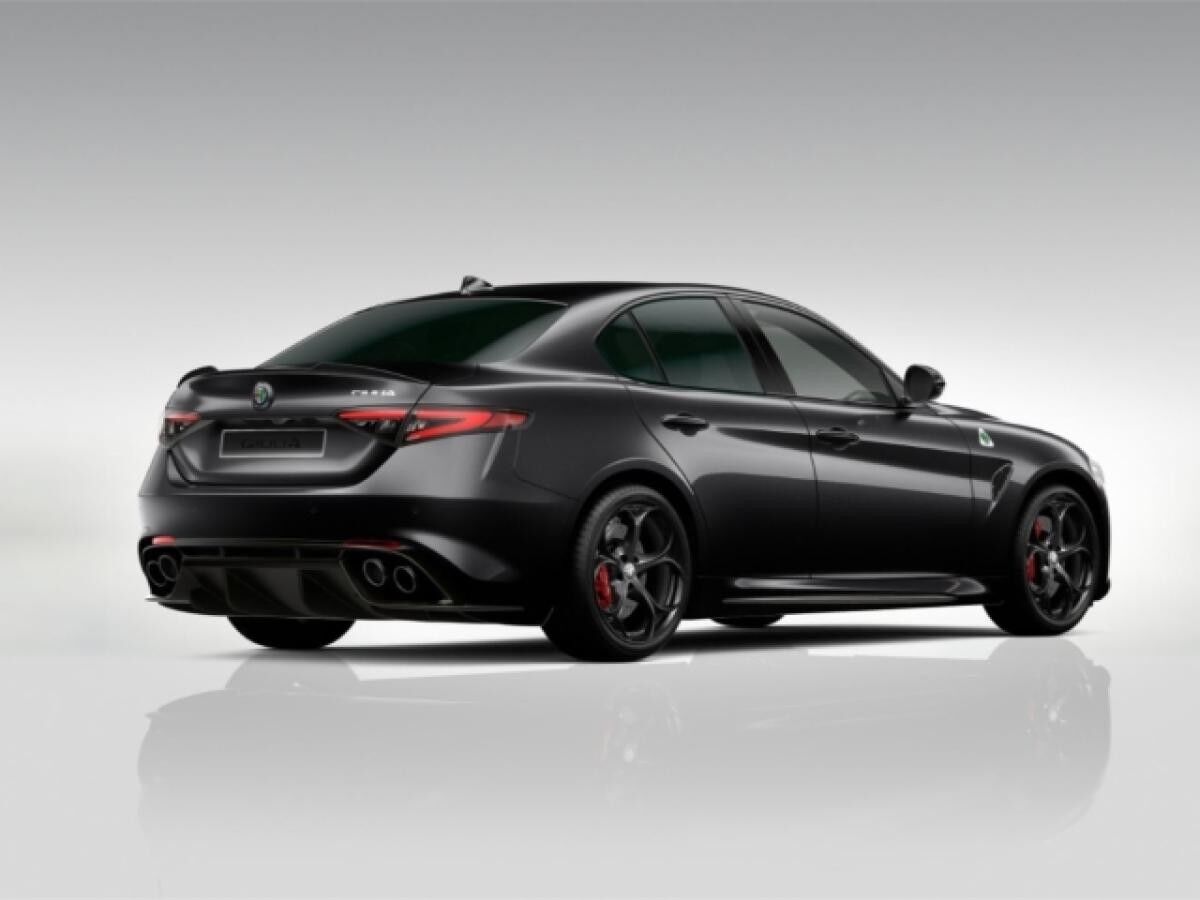 Alfa Romeo Giulia Quadrifoglio 2.9 V6 Bi-Turbo AT8 Keyless Navi Alfa Romeo Giulia Quadrifoglio 2.9 V6 Bi-Turbo AT8 Keyless Navi