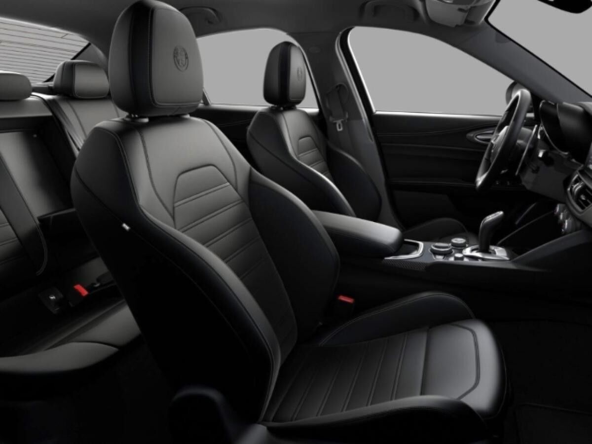 Alfa Romeo Giulia Quadrifoglio 2.9 V6 Bi-Turbo AT8 Keyless Navi Alfa Romeo Giulia Quadrifoglio 2.9 V6 Bi-Turbo AT8 Keyless Navi