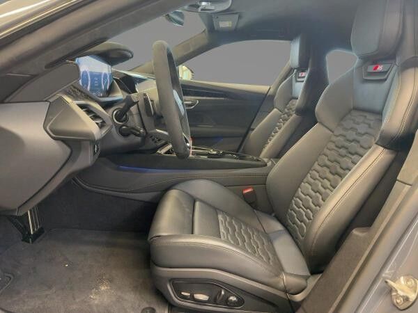 Audi RS e-tron GT performancce quattro Head-Up Laser Massage