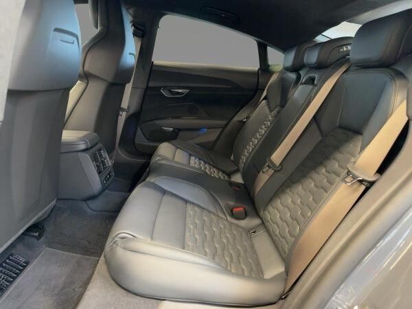 Audi RS e-tron GT performancce quattro Head-Up Laser Massage
