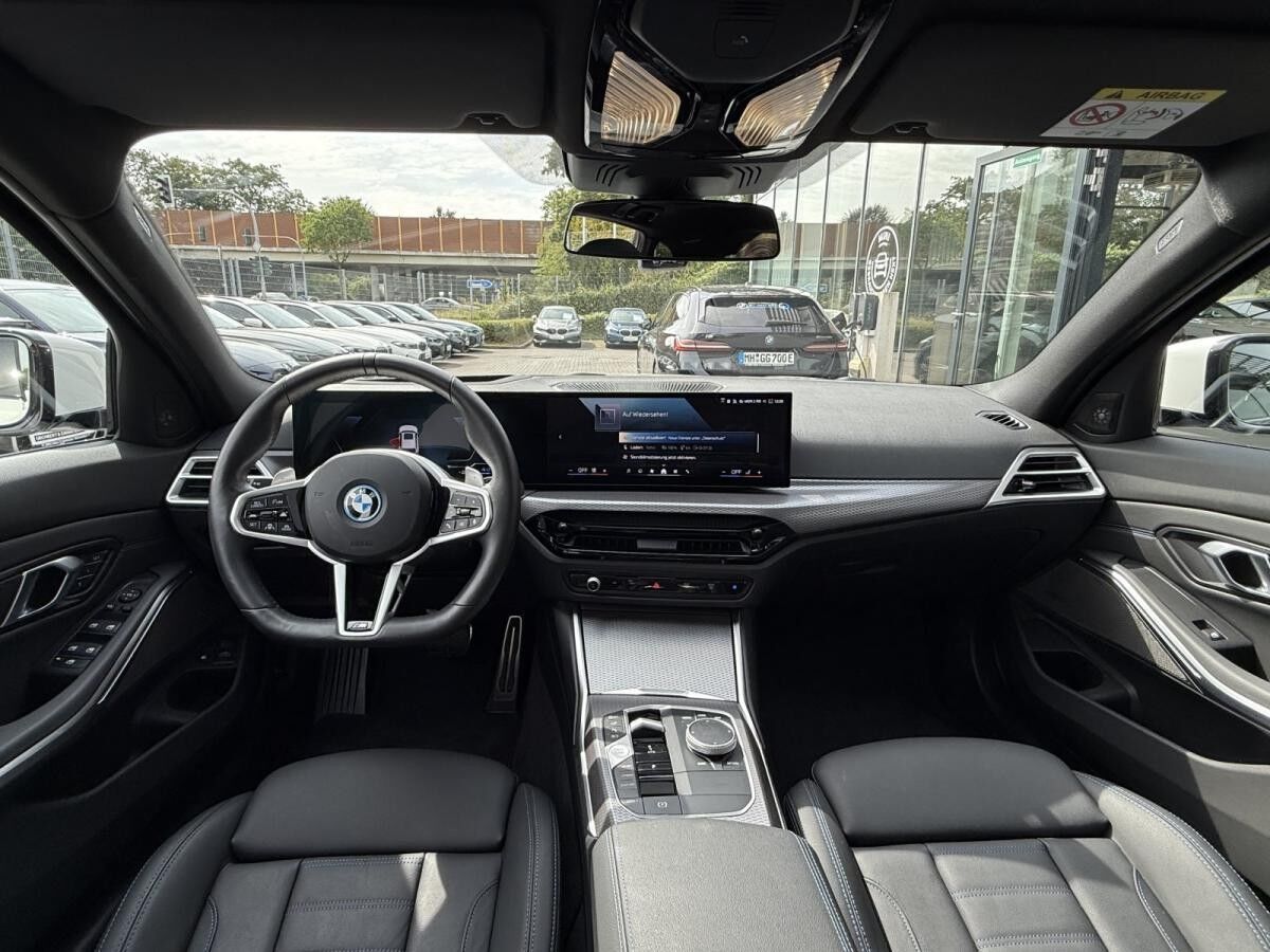 BMW 330 e xDrive Touring M Sportpaket //Pano FACELIFT BMW 330 e xDrive Touring M Sportpaket //Pano FACELIFT