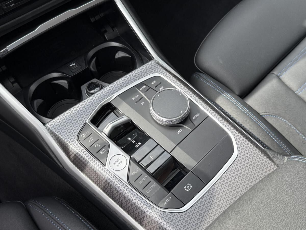 BMW 330 e xDrive Touring M Sportpaket //Pano FACELIFT BMW 330 e xDrive Touring M Sportpaket //Pano FACELIFT