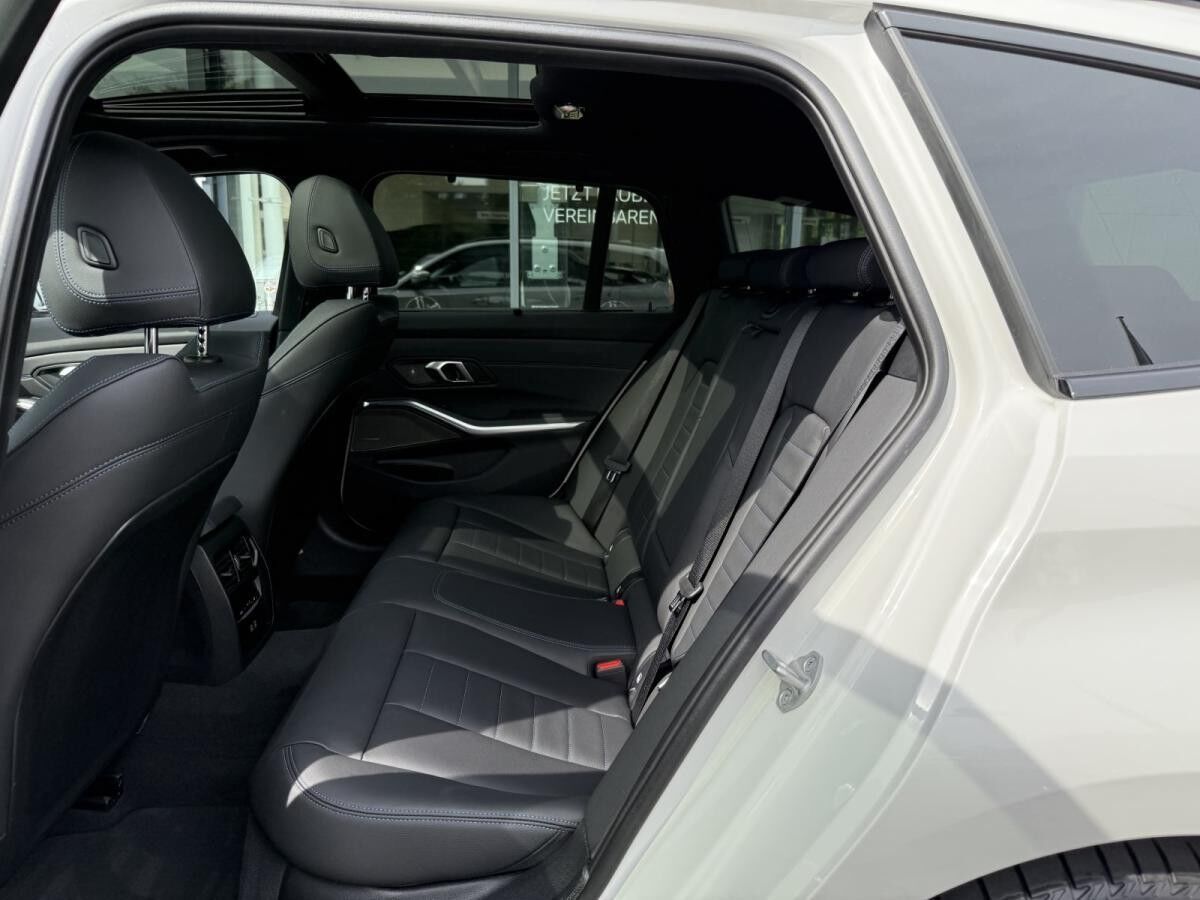 BMW 330 e xDrive Touring M Sportpaket //Pano FACELIFT BMW 330 e xDrive Touring M Sportpaket //Pano FACELIFT