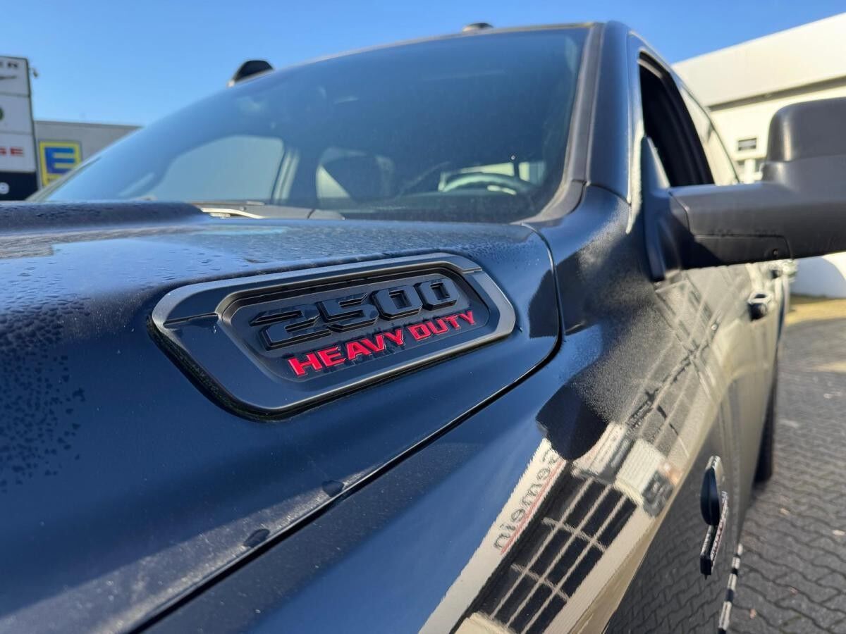 Dodge RAM 2500 Crew Cab 6.7l CUMMINS DIESEL Laramie Night