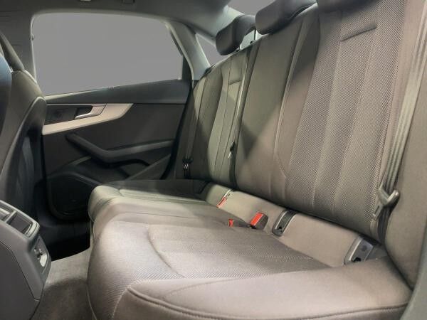 Audi A4 Limousine 35 TFSI Navi Sitzheizung Einparkhilfe v+h