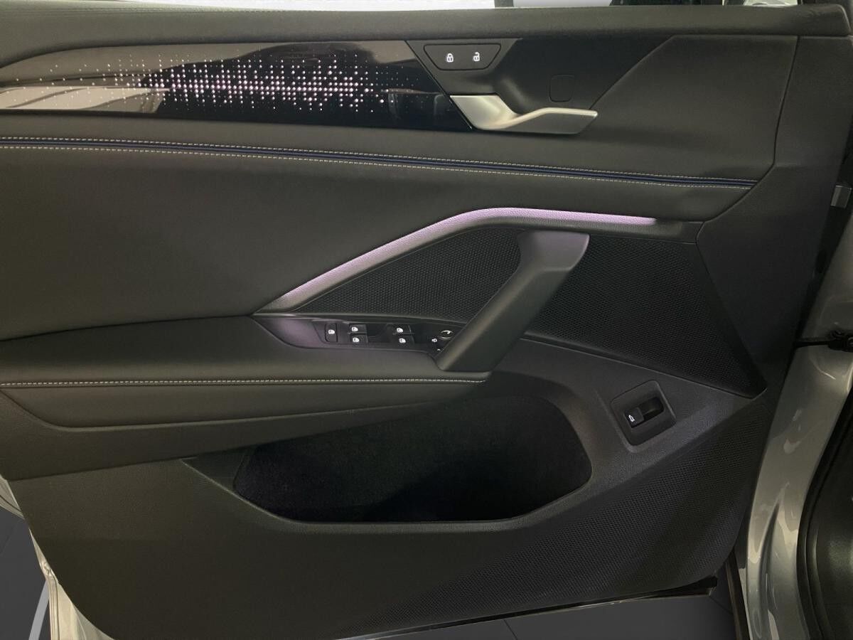 Volkswagen Tiguan 2.0 TDI 4M R-Line AHK Pano Matrix LM 19" ACC Navi