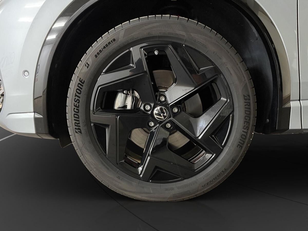 Volkswagen Tiguan 2.0 TDI 4M R-Line AHK Pano Matrix LM 19" ACC Navi