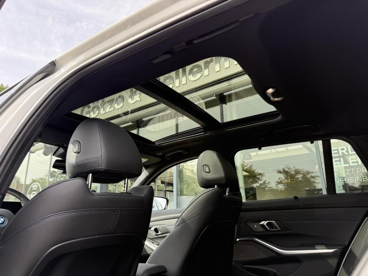 BMW 330 e xDrive Touring M Sportpaket //Pano FACELIFT BMW 330 e xDrive Touring M Sportpaket //Pano FACELIFT