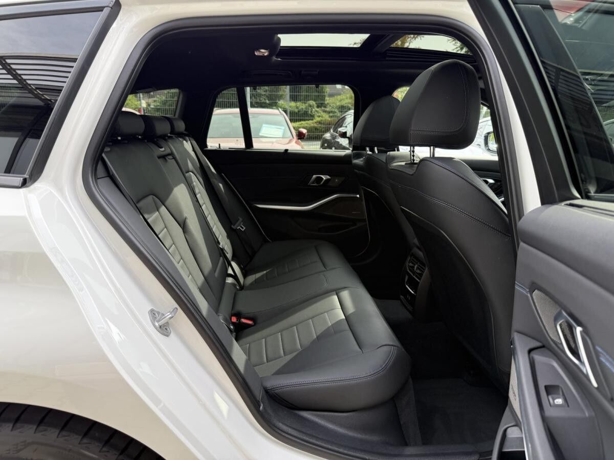 BMW 330 e xDrive Touring M Sportpaket //Pano FACELIFT BMW 330 e xDrive Touring M Sportpaket //Pano FACELIFT