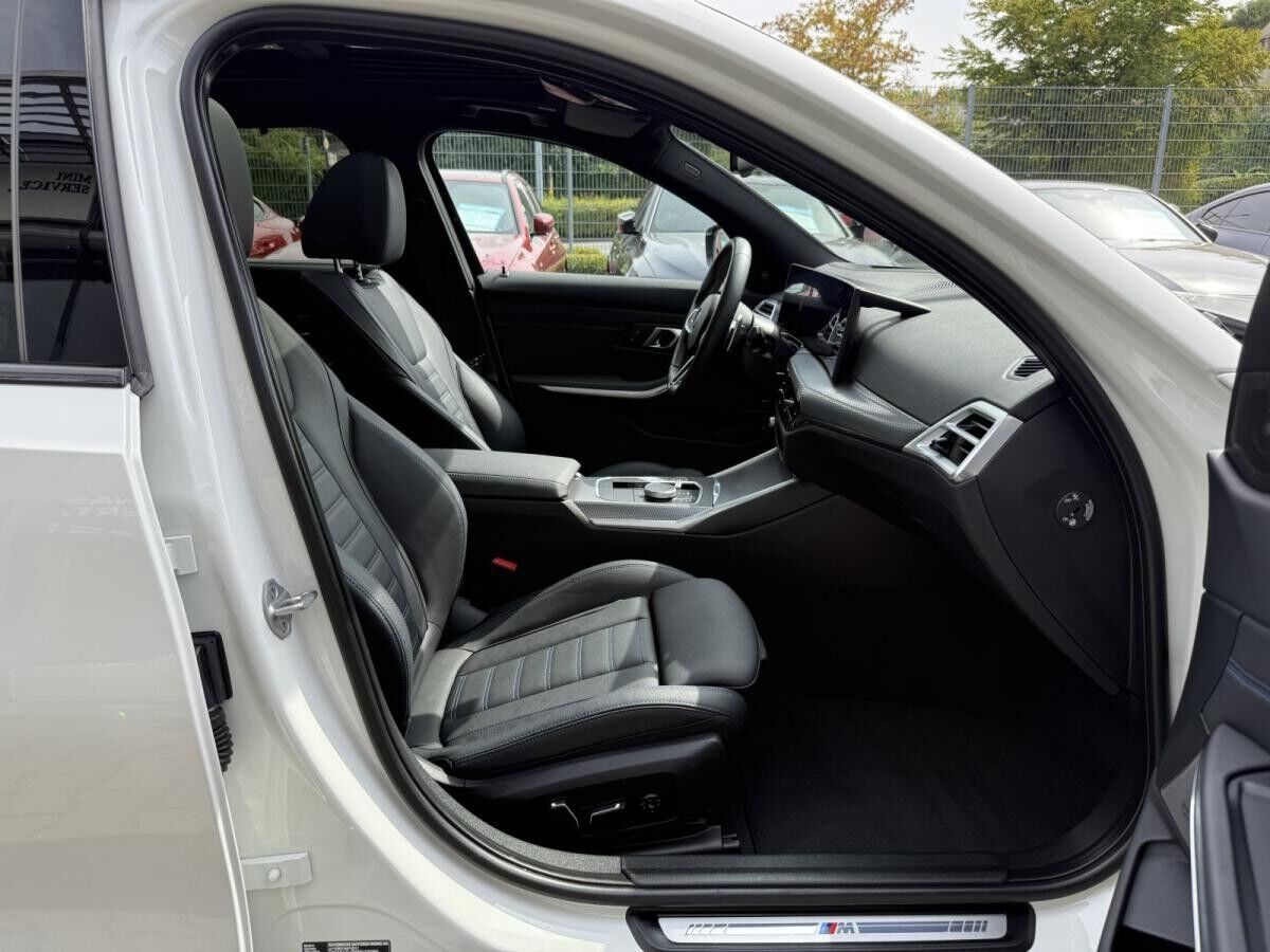 BMW 330 e xDrive Touring M Sportpaket //Pano FACELIFT BMW 330 e xDrive Touring M Sportpaket //Pano FACELIFT